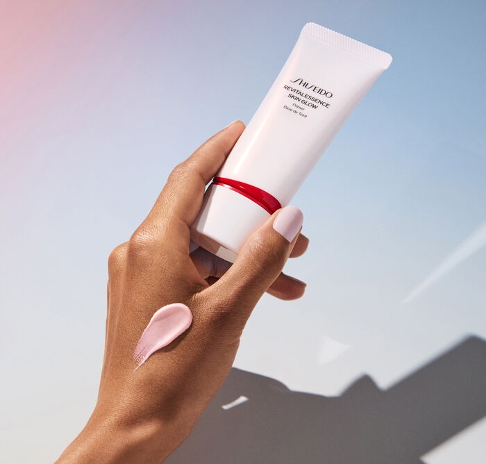 Праймер-уход с эффектом сияния SPF25 Revitalessence  купить в VISAGEHALL